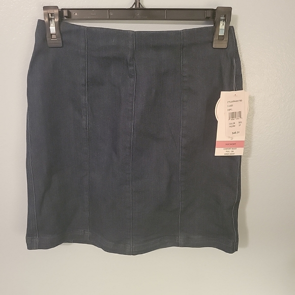 New ladies Intro Love the fit  dark denim skort. Size 2P. - Picture 7 of 7